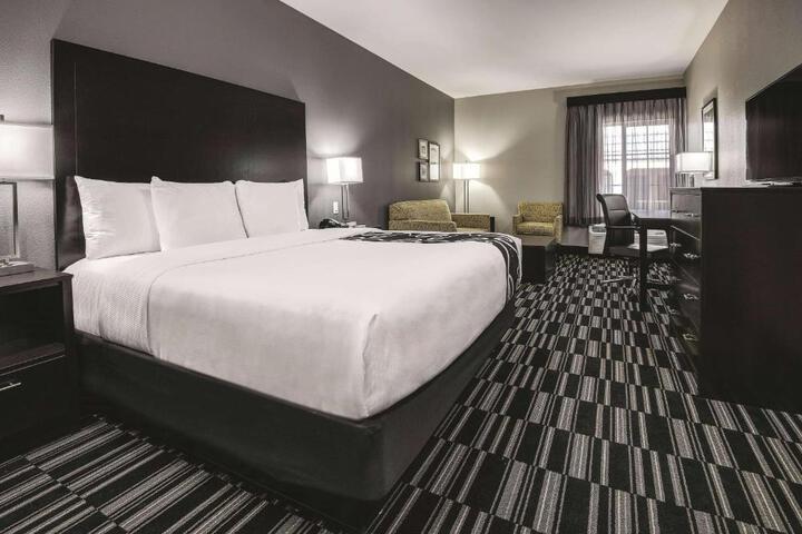 1 King Bed Mobility Hearing Impaired Accessible Room (4 of 10)