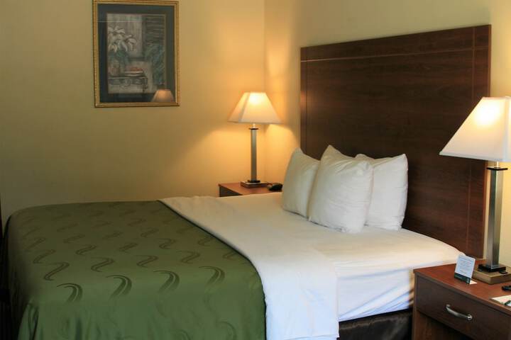 1 King Bed (5 of 26)
