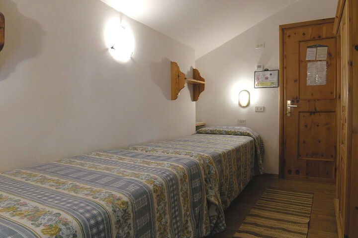 Room 32 of 63