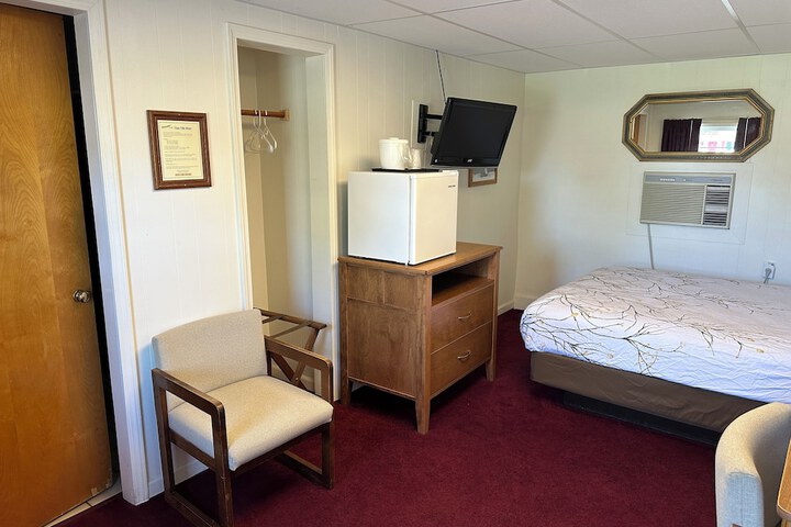 Basic Room 1 Queen Bed (6 of 13)