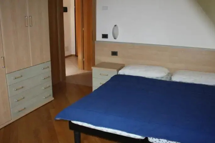 Room 4 of 10