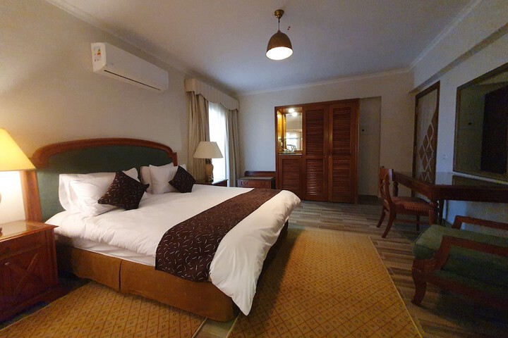 Room 9 of 34