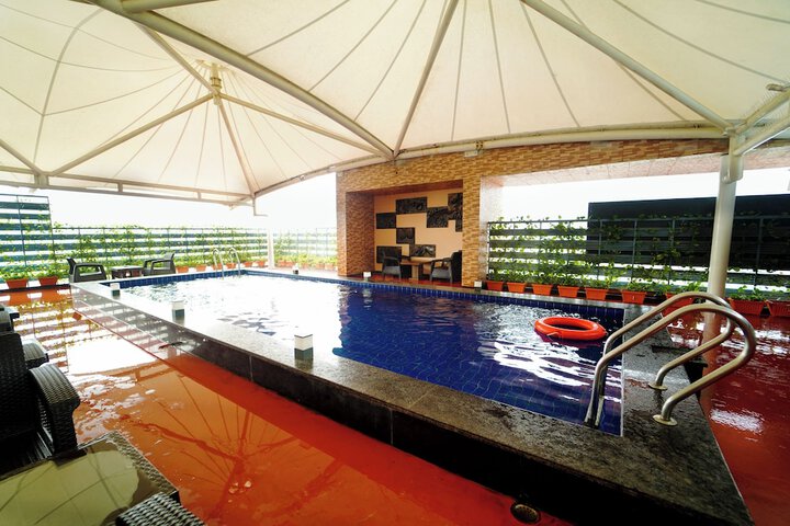 Hotel Pool