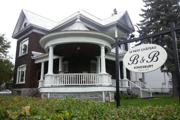 Le Petit Château Montebello B & B