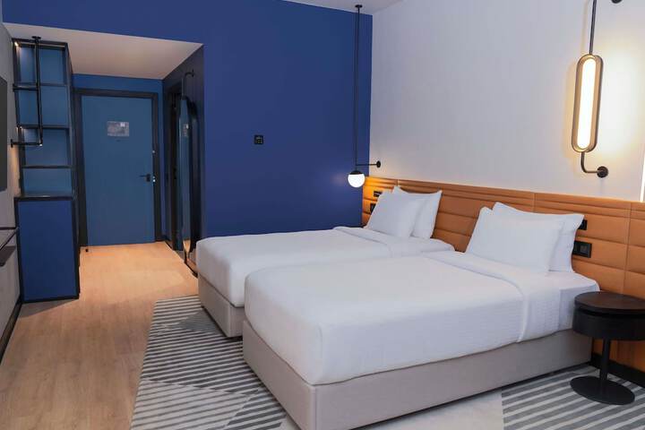 Room 16 of 40