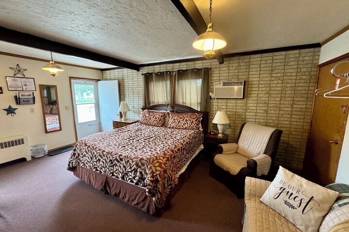 1 King Bed (3 of 7)