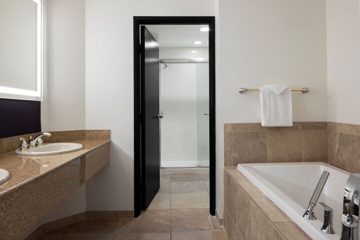 Standard Room, King or Two Doubles (4 of 7)