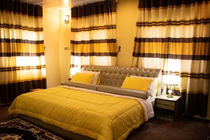 Room 9 of 18