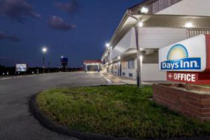 Exterior of Econo Lodge