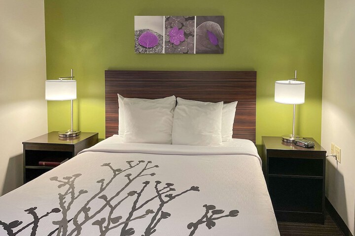 1 Queen Bed (11 of 17)