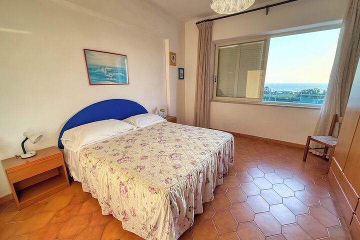 Room 32 of 65