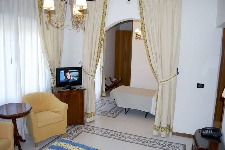 Room 16 of 102