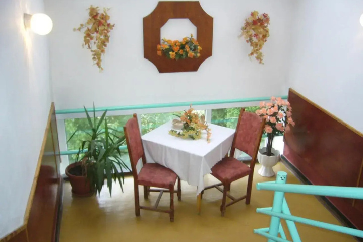 Dining 16 of 21