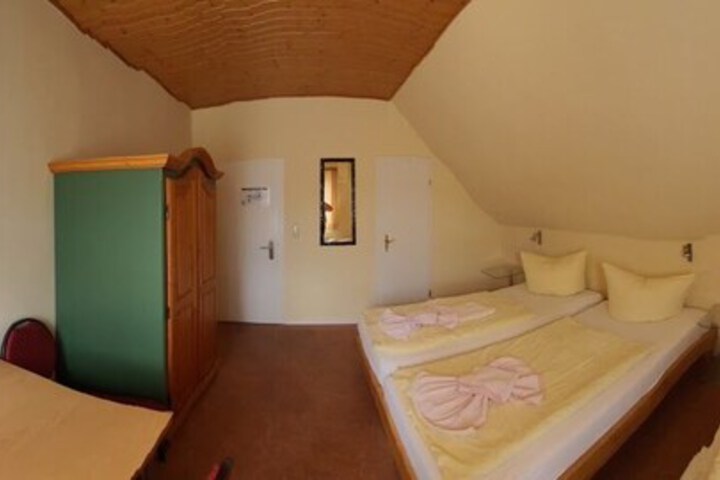 Room 4 of 16
