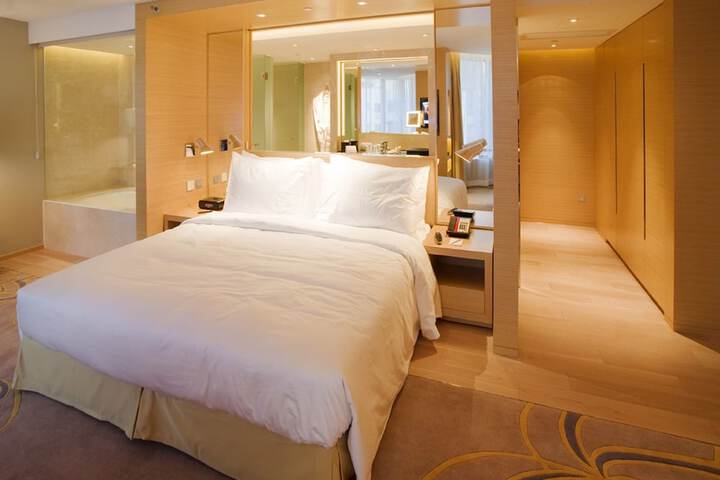 Room 16 of 37