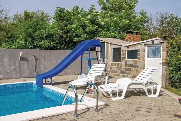 Pool 9 of 25