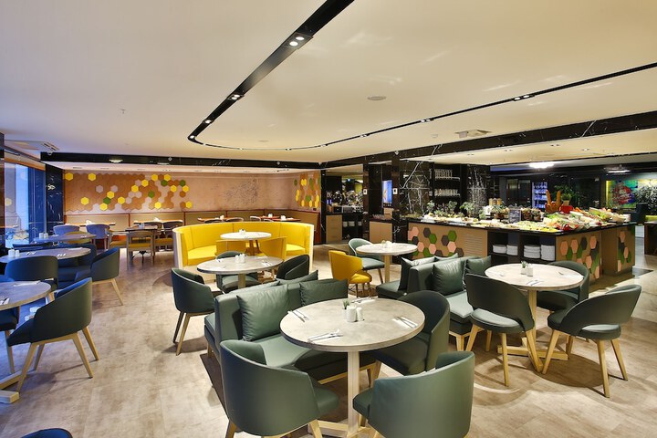 Lounge 148 of 166