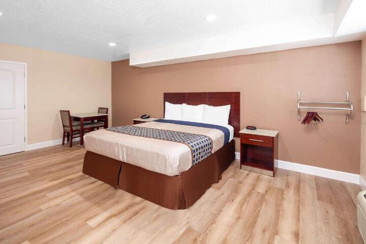 1 King Bed (4 of 18)