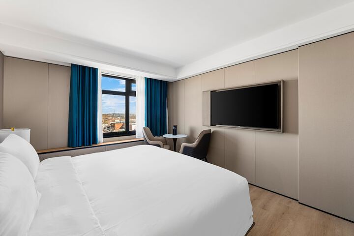 Deluxe Single King Bed (3 of 4)