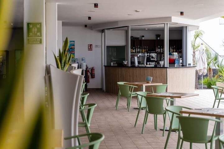 Swim-up bar