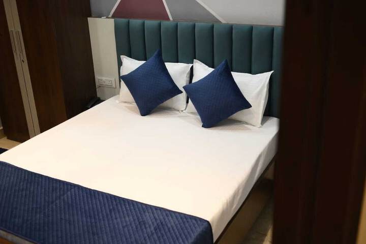 Room 8 of 11