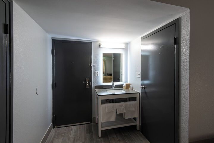 Room 6 of 7