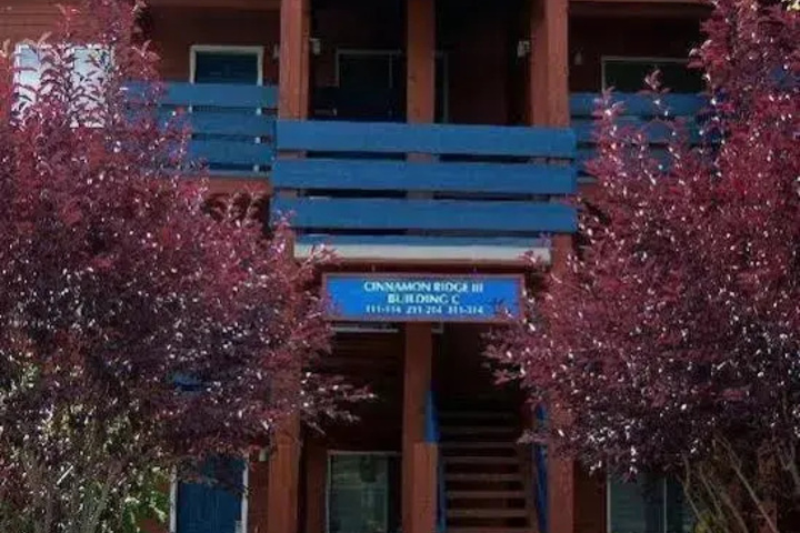 Exterior of Gateway Mountain Lodge