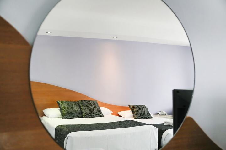 Room 9 of 80