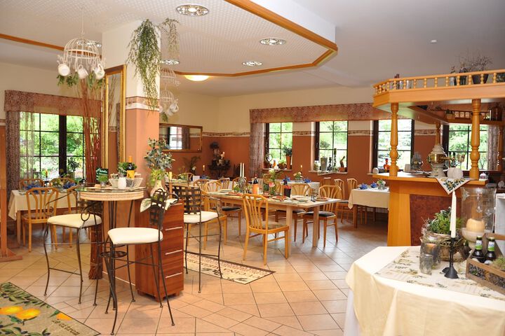 Dining 12 of 25