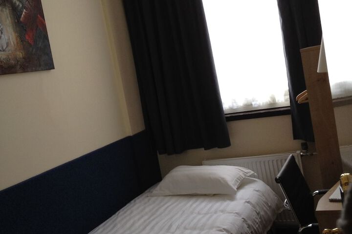 Room 9 of 61