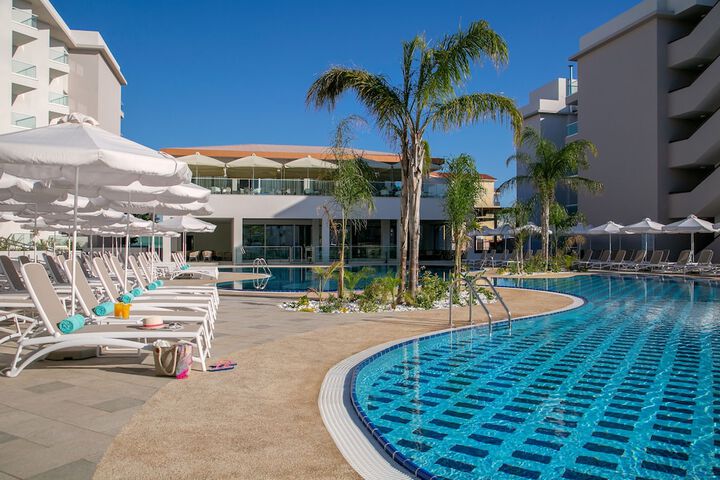 Hotel with Pool