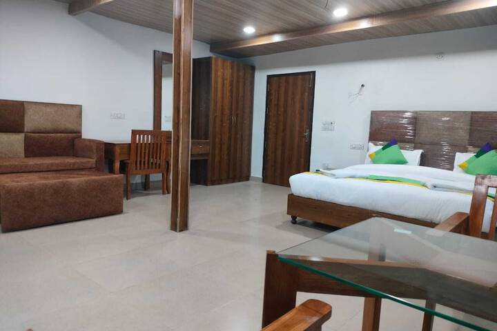 Room 5 of 8