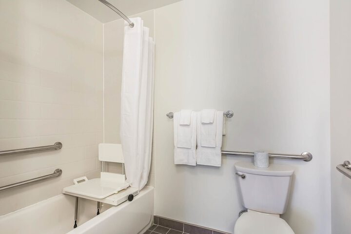 Standard 2 Queen Beds Accessible (2 of 13)