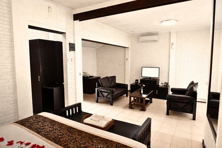 Room 3 of 70