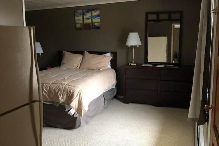 1 Queen Bed (7 of 9)