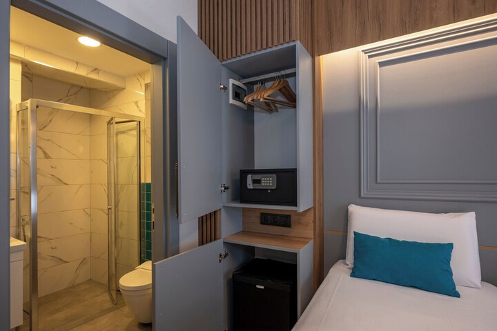 Room 16 of 32