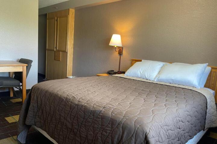 1 Queen Bed (25 of 29)