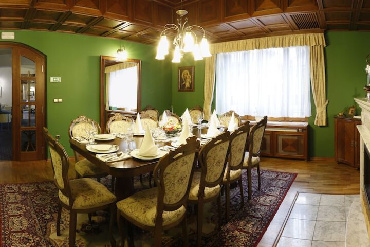 Dining 37 of 58
