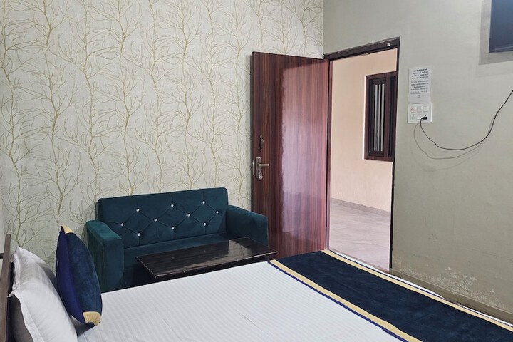 Room 4 of 12