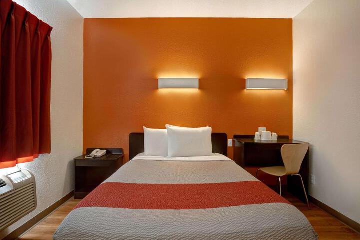 1 Queen Bed (12 of 16)
