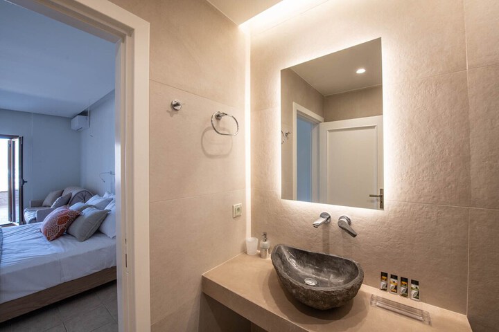 Room 28 of 43