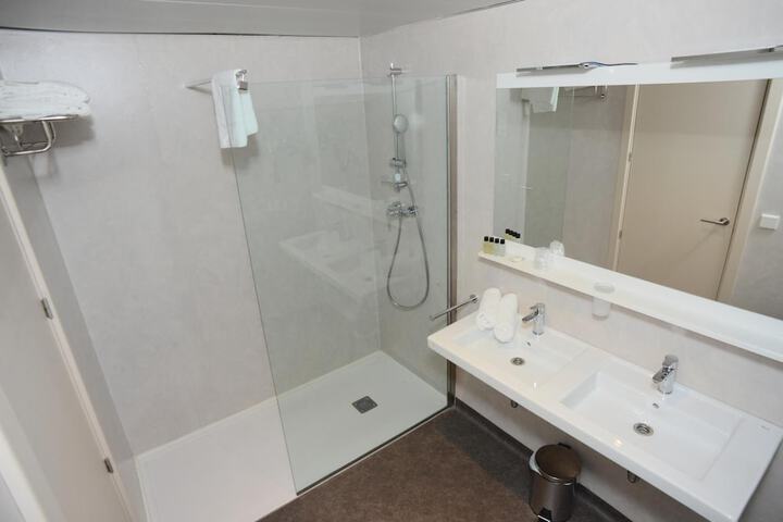 Room 35 of 58