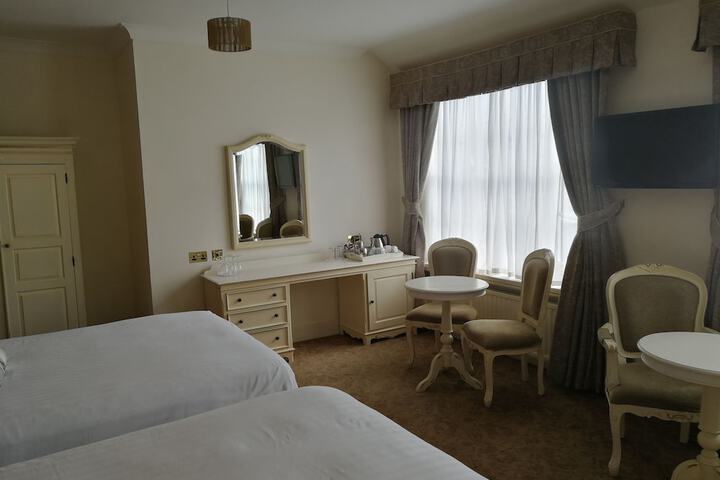 Room 28 of 132
