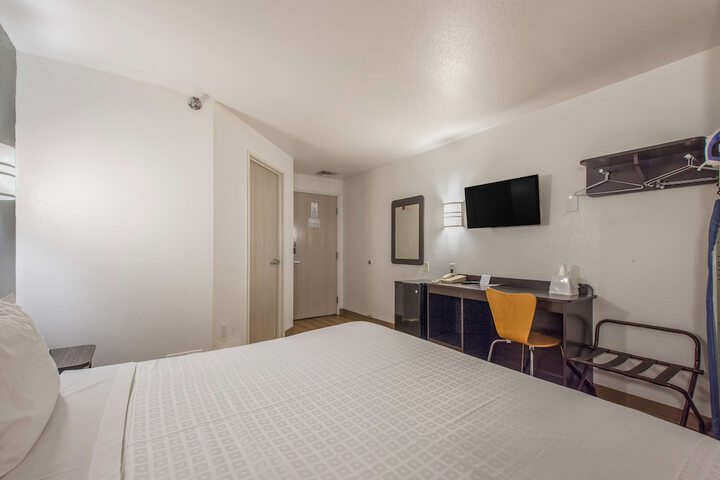 1 King Bed (5 of 5)