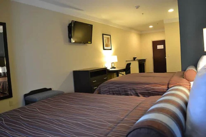 Deluxe 2 Queen Beds (6 of 8)