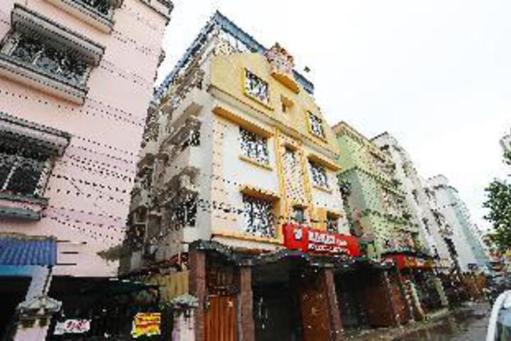 OYO Harry Inn Near Acropolis Mall