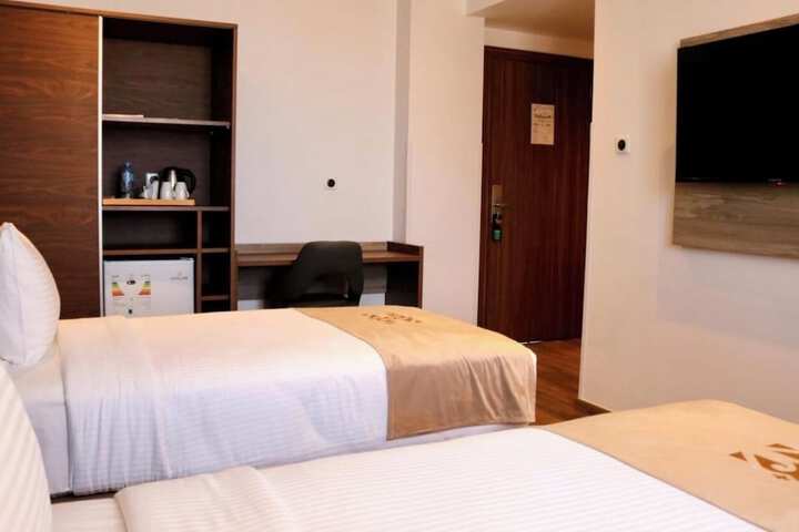 Room 7 of 18