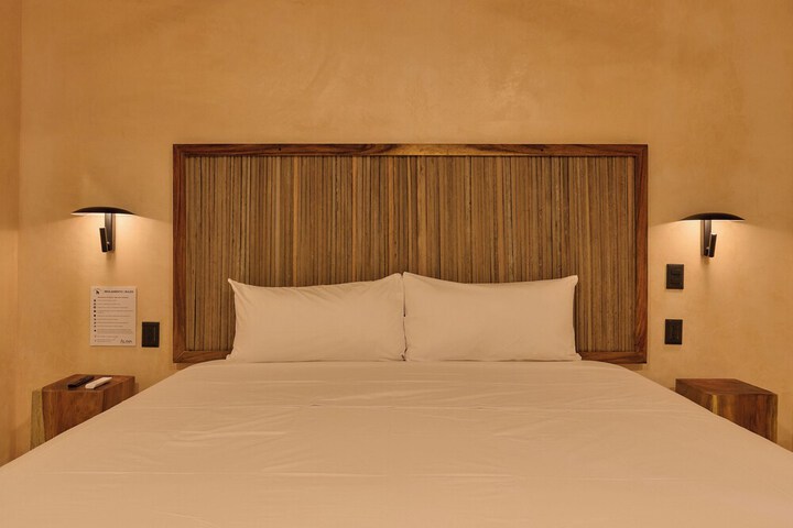 Room 8 of 27