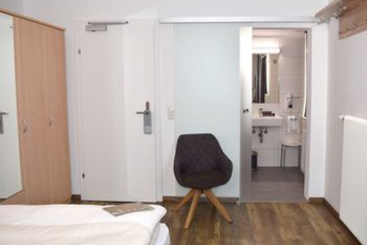 Room 64 of 136