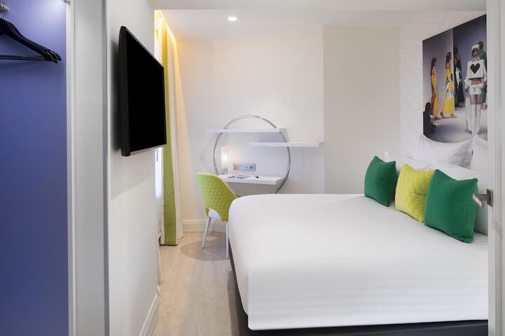 Room 6 of 100